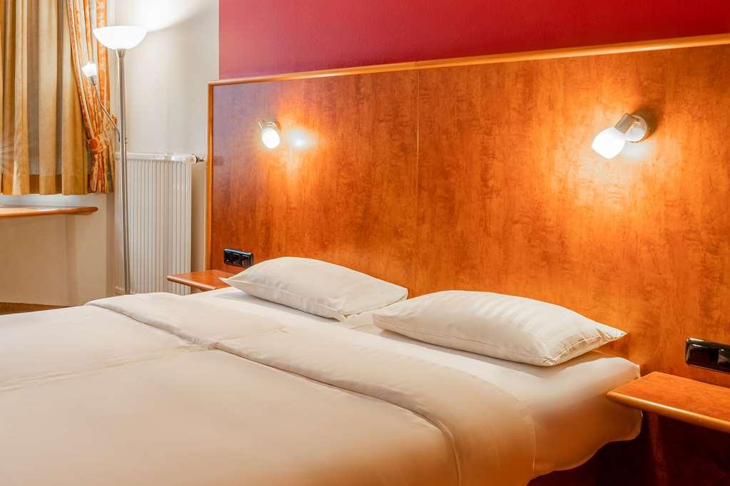 1, 2, Sleep Boardinghouse Unterschleissheim Zentrum Rum bild
