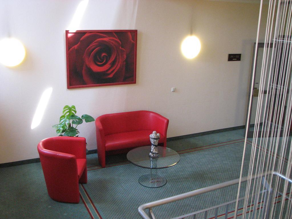 1, 2, Sleep Boardinghouse Unterschleissheim Zentrum Exteriör bild