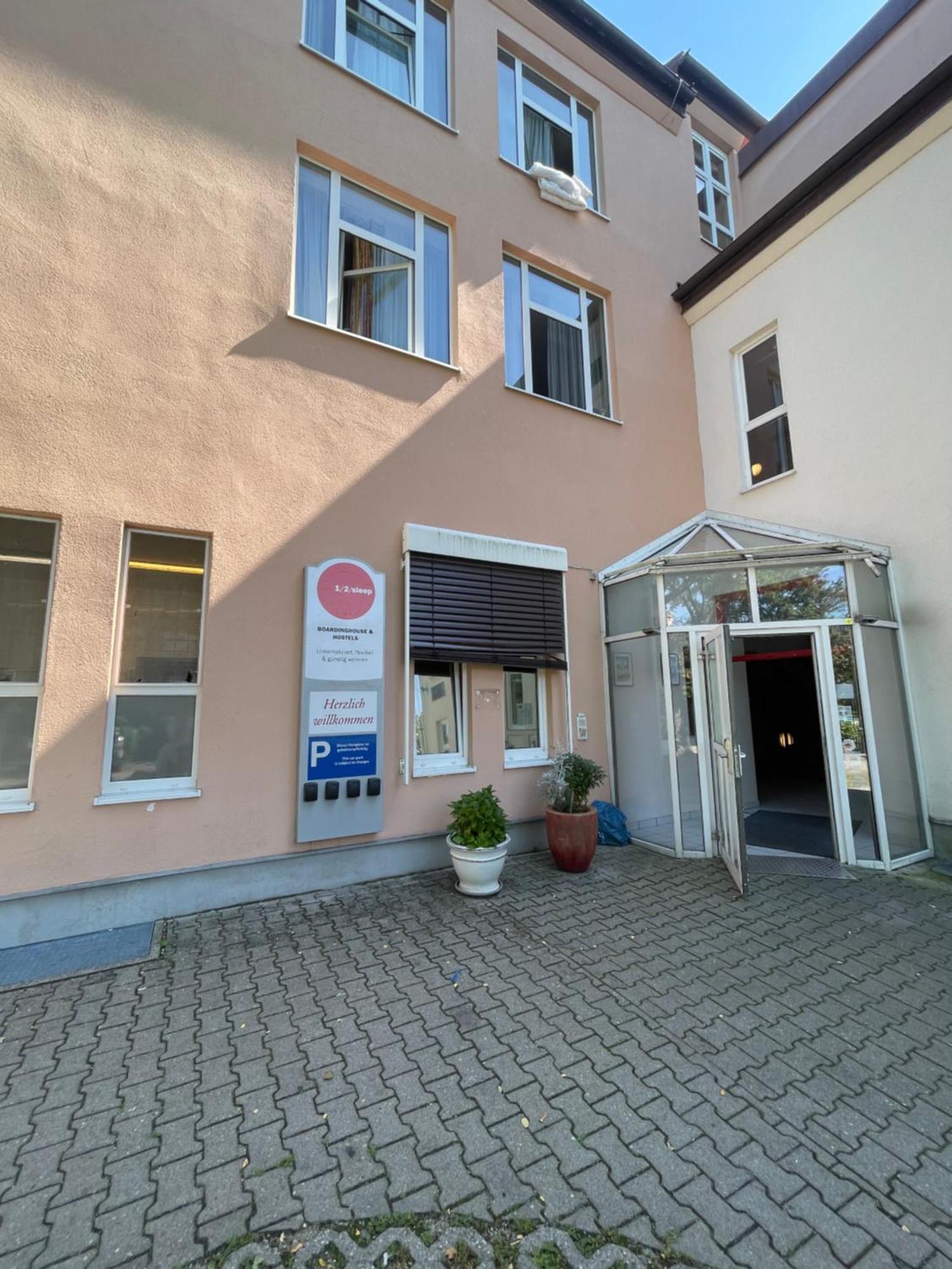 1, 2, Sleep Boardinghouse Unterschleissheim Zentrum Exteriör bild