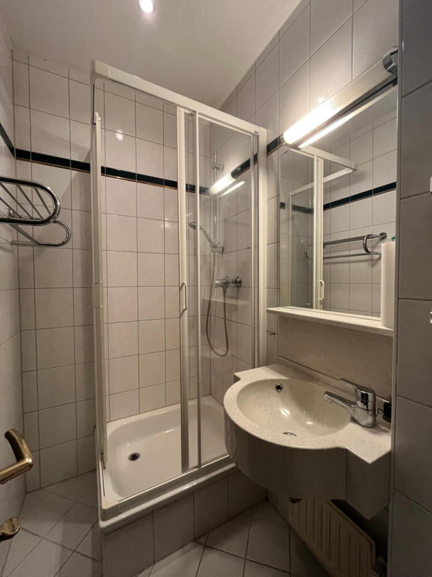 1, 2, Sleep Boardinghouse Unterschleissheim Zentrum Exteriör bild