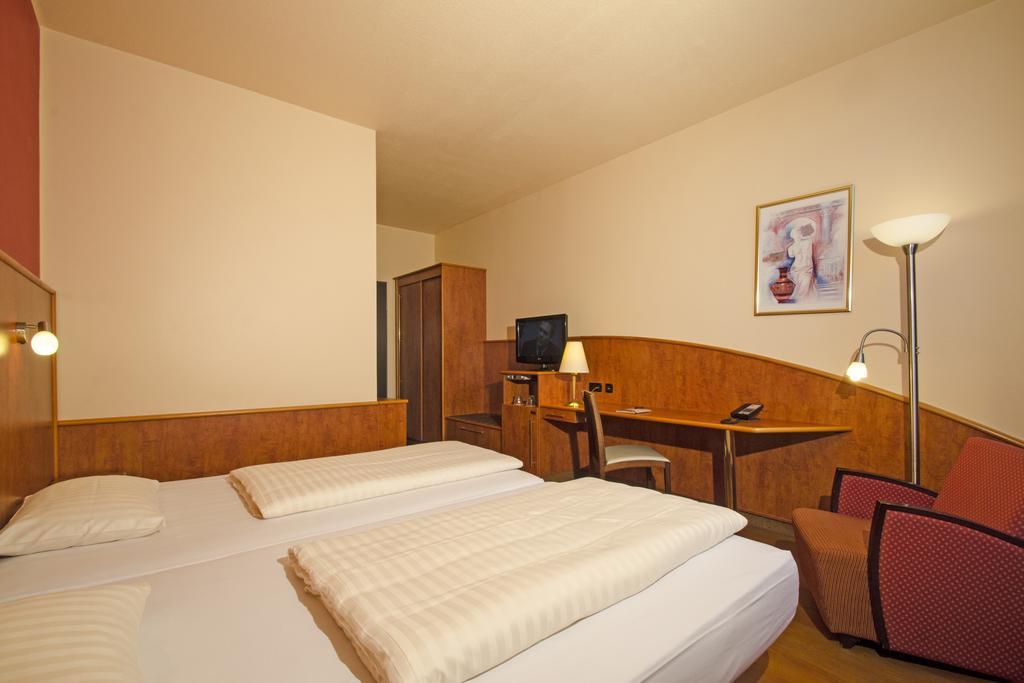 1, 2, Sleep Boardinghouse Unterschleissheim Zentrum Exteriör bild