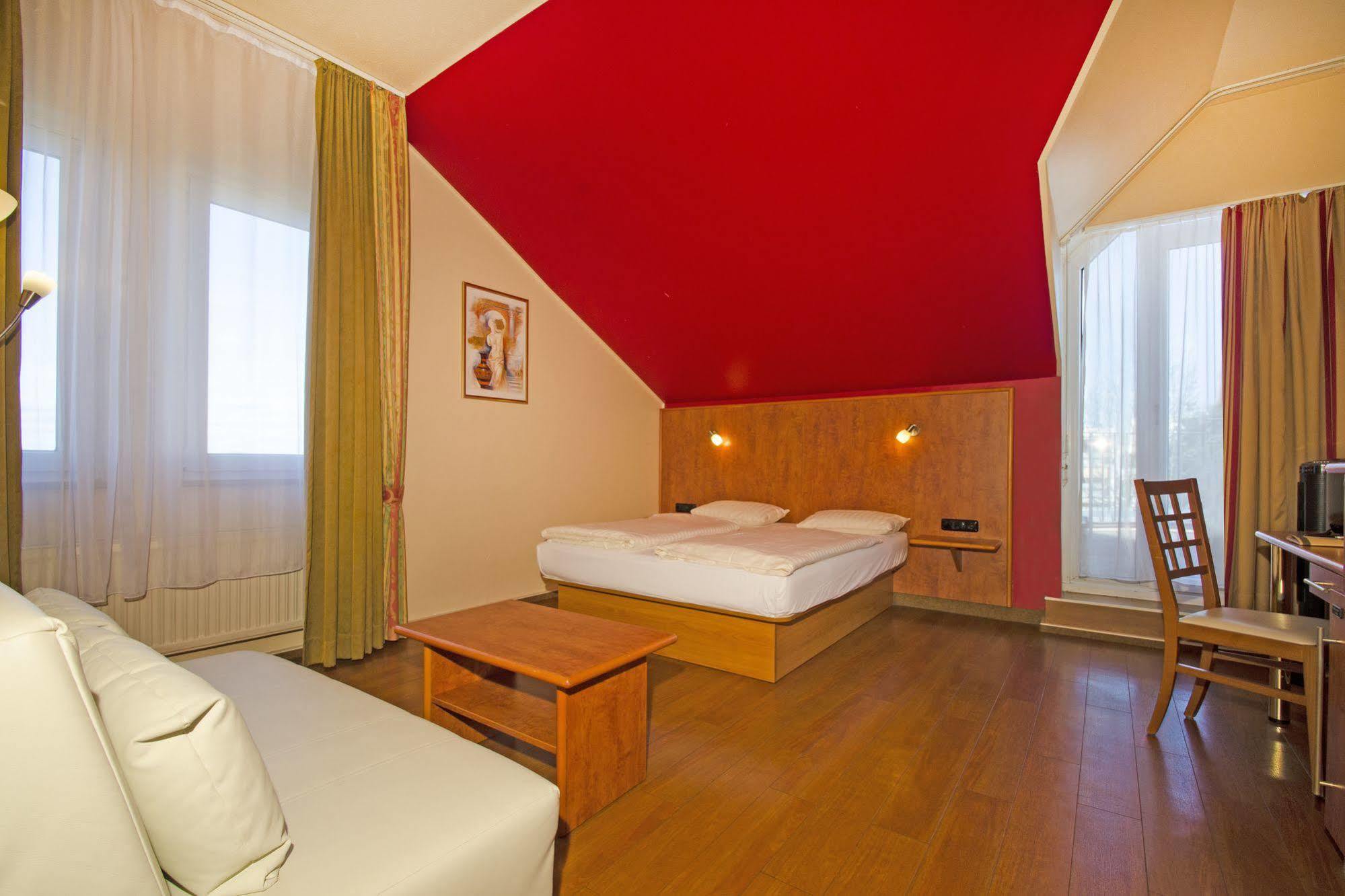 1, 2, Sleep Boardinghouse Unterschleissheim Zentrum Exteriör bild
