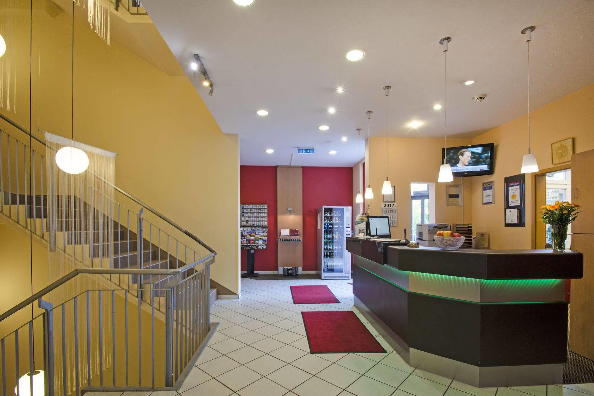 1, 2, Sleep Boardinghouse Unterschleissheim Zentrum Exteriör bild