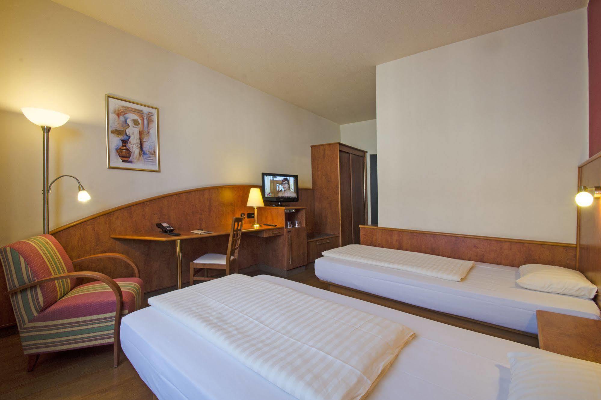 1, 2, Sleep Boardinghouse Unterschleissheim Zentrum Exteriör bild
